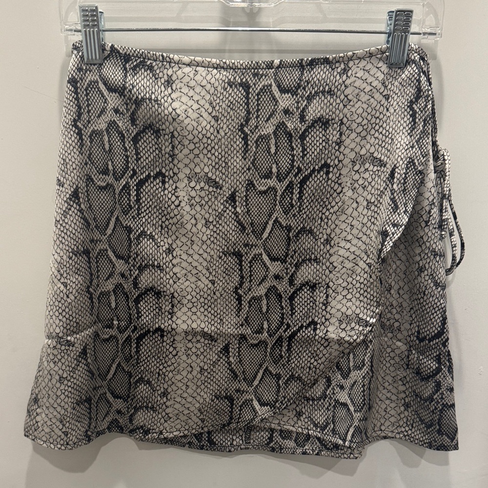 Le Lis Monochrome Snakeskin Mini Skirt